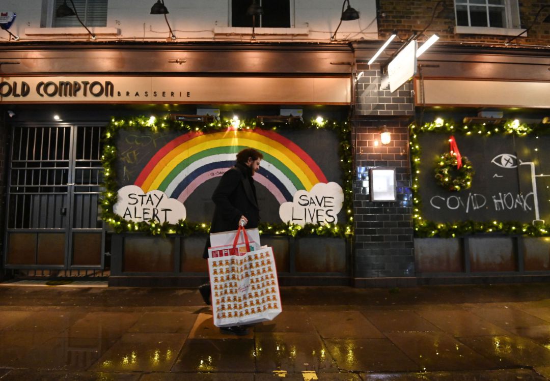 Un ciudadano de compras en la ciudad de Londres, Inglaterra. Un ciudadano de compras en la ciudad de Londres, Inglaterra.