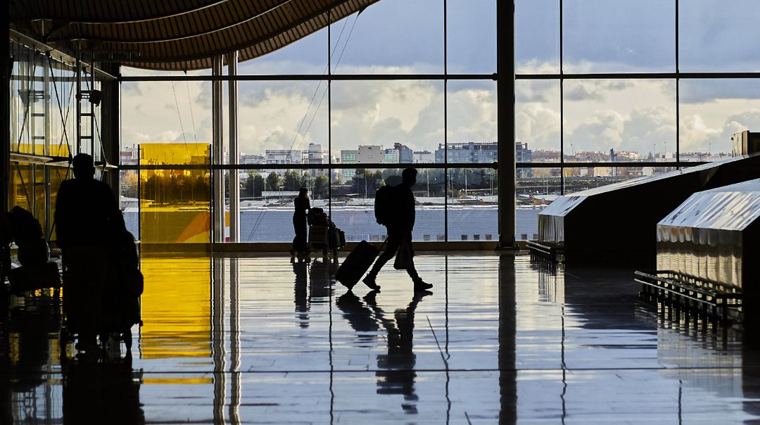 Un pasajero camina por la terminal T4 del Aeropuerto Adolfo Suárez Madrid-Barajas. Un pasajero camina por la terminal T4 del Aeropuerto Adolfo Suárez Madrid-Barajas.