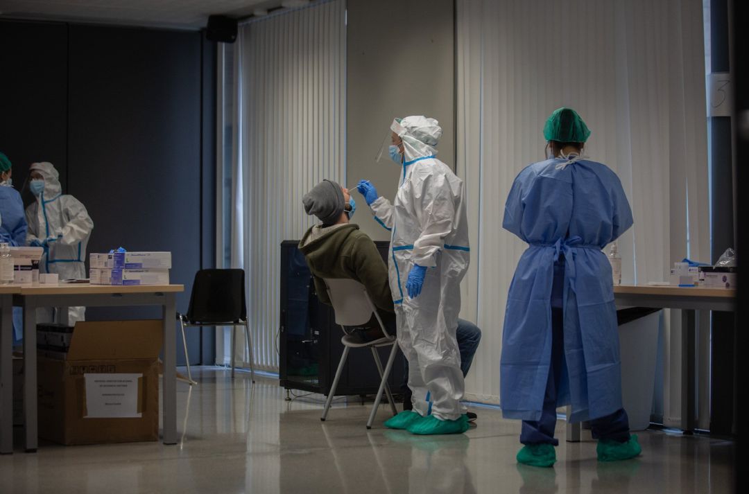 Cribados intensivos en el barrio del Raval de Barcelona para detectar asintomáticos de Covid ante la segunda ola de coronavirus. Cribados intensivos en el barrio del Raval de Barcelona para detectar asintomáticos de Covid ante la segunda ola de coronavirus.