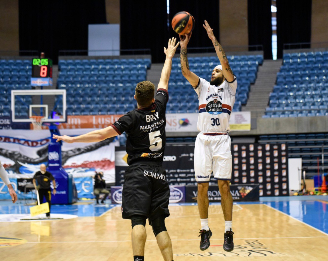 Robertson lanza uno de los triples con los que torturó al Zaragoza Robertson lanza uno de los triples con los que torturó al Zaragoza