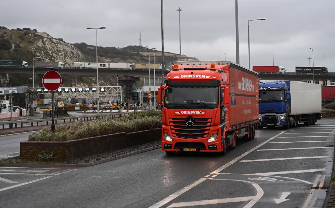 Unos 3.000 camiones parten cada semana de la Región de Murcia rumbo a Reino Unido, y FROET advierte que UK sufrirá desabastecimiento y subida de precios, lo que perjudicará al mercado europeo Unos 3.000 camiones parten cada semana de la Región de Murcia rumbo a Reino Unido, y FROET advierte que UK sufrirá desabastecimiento y subida de precios, lo que perjudicará al mercado europeo