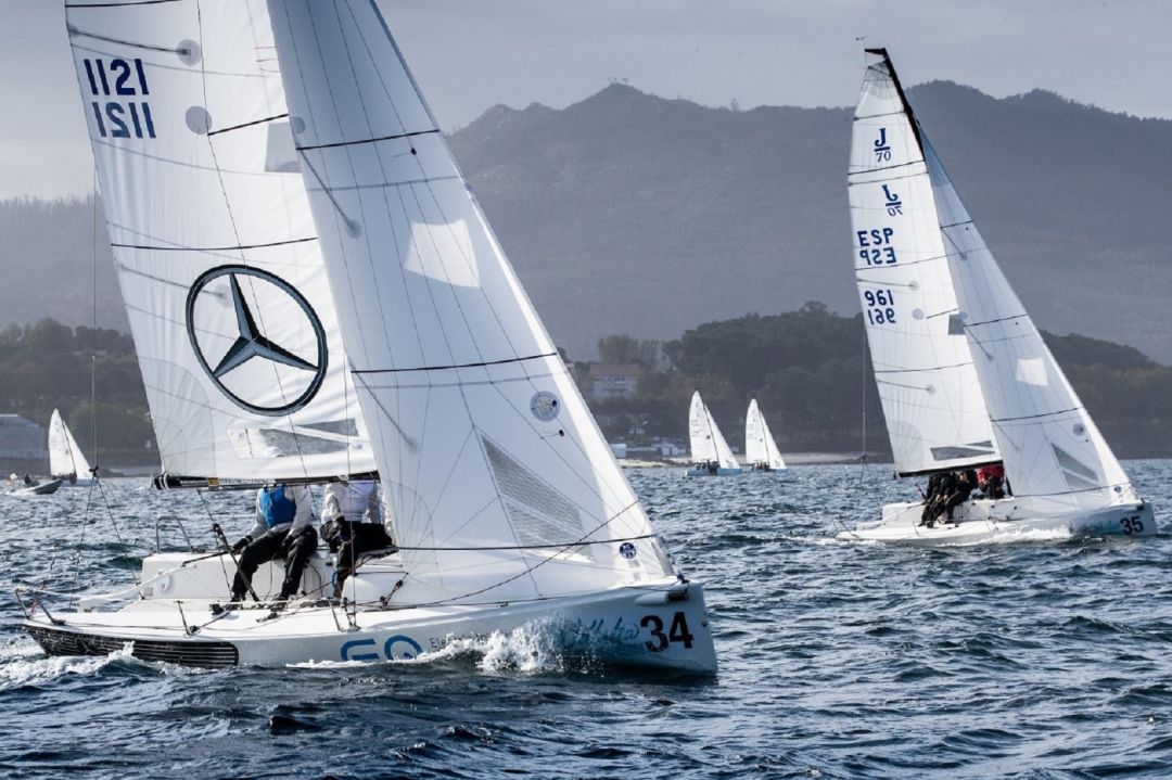El "Mercedes-Benz Sailing Team" y el "Noticia" en plena competición. El "Mercedes-Benz Sailing Team" y el "Noticia" en plena competición.