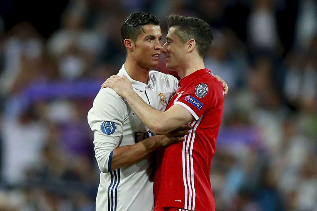 Saludo entre Cristiano Ronaldo y Robert Lewandowski Saludo entre Cristiano Ronaldo y Robert Lewandowski