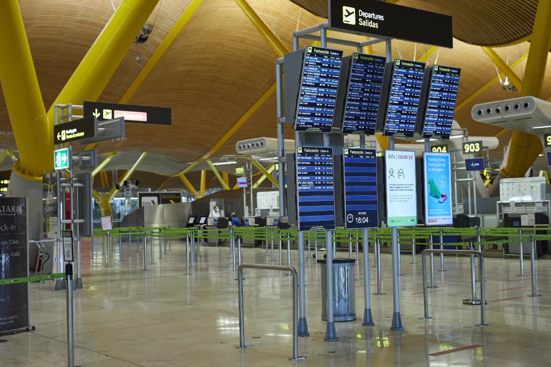 Paneles informativos en la terminal T4 del Aeropuerto Adolfo Suárez Madrid-Barajas Paneles informativos en la terminal T4 del Aeropuerto Adolfo Suárez Madrid-Barajas