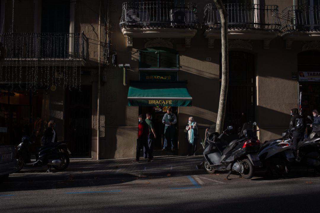 Personas en el exterior de un bar, en Barcelona, Cataluña Personas en el exterior de un bar, en Barcelona, Cataluña
