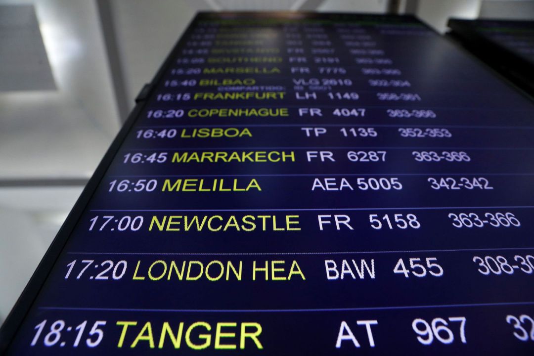 Vista de un panel de información sobre las salidas y llegadas de vuelos al Aeropuerto de Málaga-Costa del Sol. Vista de un panel de información sobre las salidas y llegadas de vuelos al Aeropuerto de Málaga-Costa del Sol.