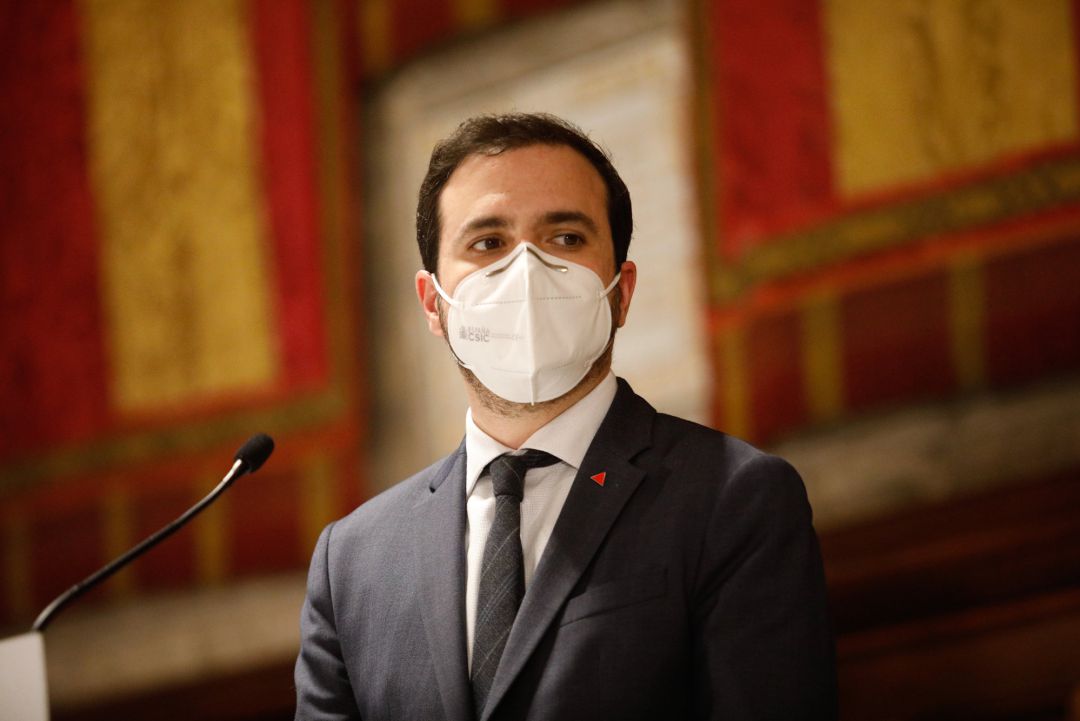 El ministro de Consumo y líder de IU, Alberto Garzón interviene en rueda de prensa después de una reunión de trabajo en el Ayuntamiento de Barcelona El ministro de Consumo y líder de IU, Alberto Garzón interviene en rueda de prensa después de una reunión de trabajo en el Ayuntamiento de Barcelona