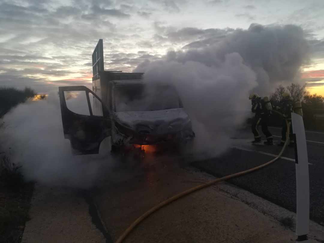 Incendio de vehículo en la A3 a la altura de El Peral Incendio de vehículo en la A3 a la altura de El Peral