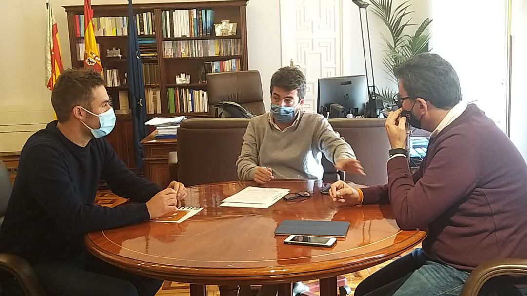 El portavoz de Compromís, Gerard Fullana (i), con el presidente de la Diputación, el popular Carlos Mazón (c) y el portavoz de Ciudadanos, Javier Gutiérrez (d). El portavoz de Compromís, Gerard Fullana (i), con el presidente de la Diputación, el popular Carlos Mazón (c) y el portavoz de Ciudadanos, Javier Gutiérrez (d).