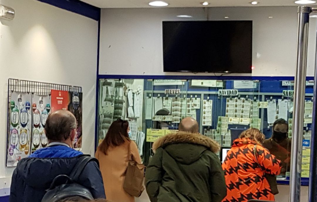 Varios clientes aguardando turno para hacerse con el décimo para el sorteo de Navidad Varios clientes aguardando turno para hacerse con el décimo para el sorteo de Navidad