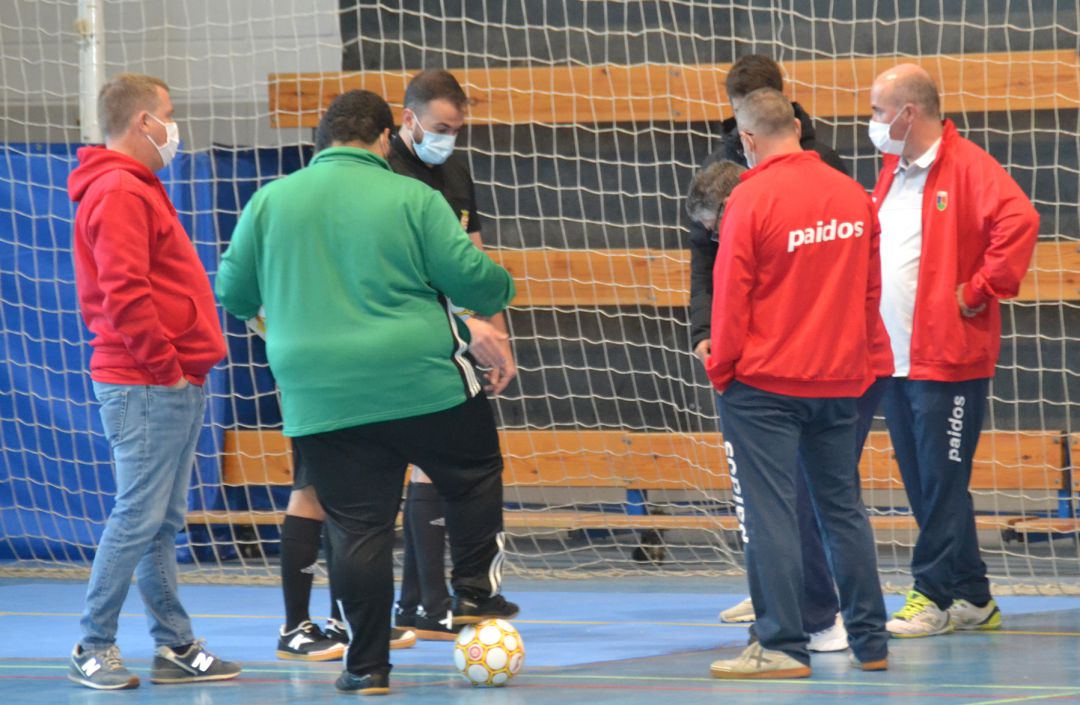 Representantes arbitrales con los dos equipos en la zona afectada. Representantes arbitrales con los dos equipos en la zona afectada.