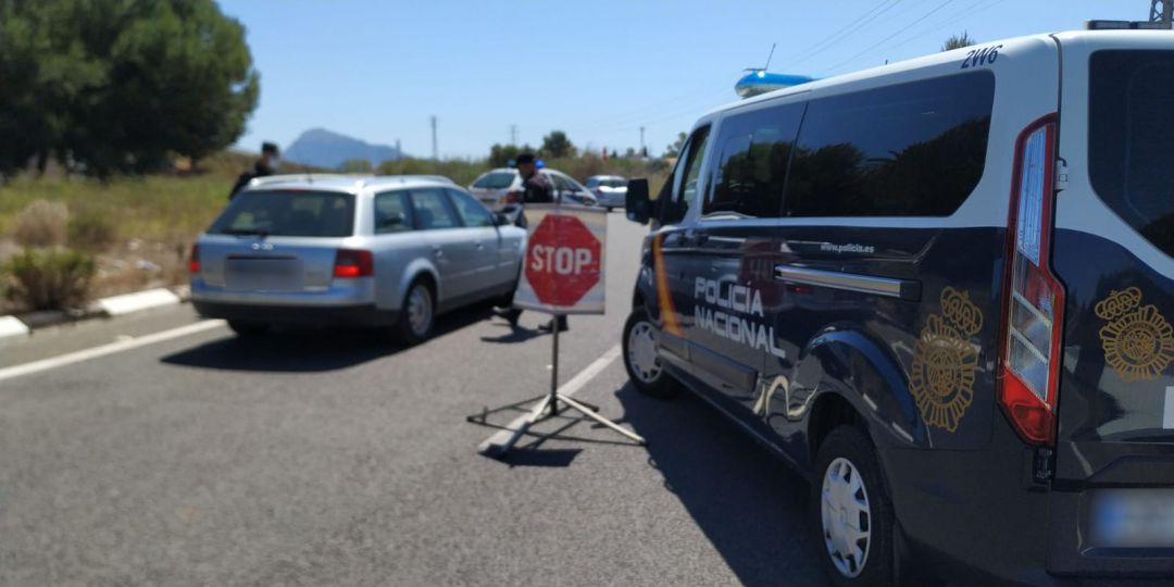 Imagen de archivo del mes de abril de un control Policía Nacional Dénia, rotonda N-332-Les Deveses. Imagen de archivo del mes de abril de un control Policía Nacional Dénia, rotonda N-332-Les Deveses.