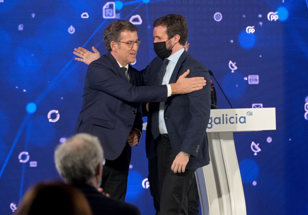 El presidente del Partido Popular, Pablo Casado (d) y el presidente de la Xunta de Galicia, Alberto Núñez Feijóo (sin mascarilla), durante el acto sobre economía y fondos europeos. El presidente del Partido Popular, Pablo Casado (d) y el presidente de la Xunta de Galicia, Alberto Núñez Feijóo (sin mascarilla), durante el acto sobre economía y fondos europeos.