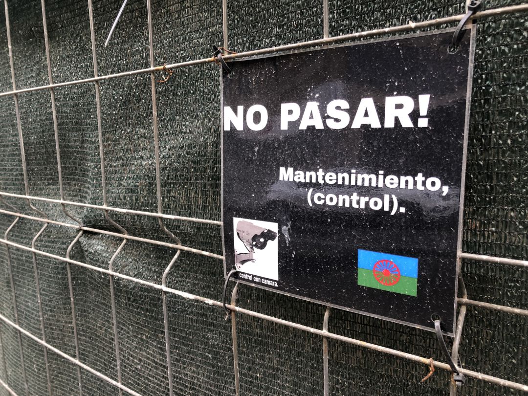 Un dels cartells que es pengen a les obres que paguen les extorsions Un dels cartells que es pengen a les obres que paguen les extorsions