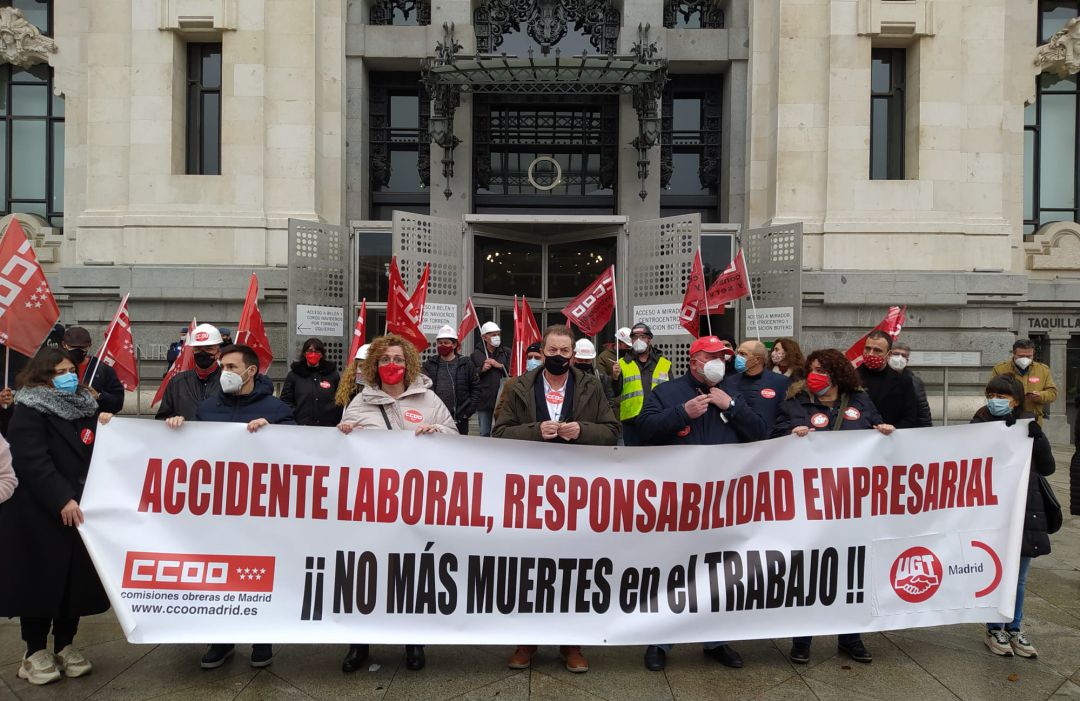 CCOO y UGT se han concentrado esta mañana frente a Cibeles por el fallecimiento de un trabajador de 57 años en el Aeropuerto de Barajas la semana pasada CCOO y UGT se han concentrado esta mañana frente a Cibeles por el fallecimiento de un trabajador de 57 años en el Aeropuerto de Barajas la semana pasada