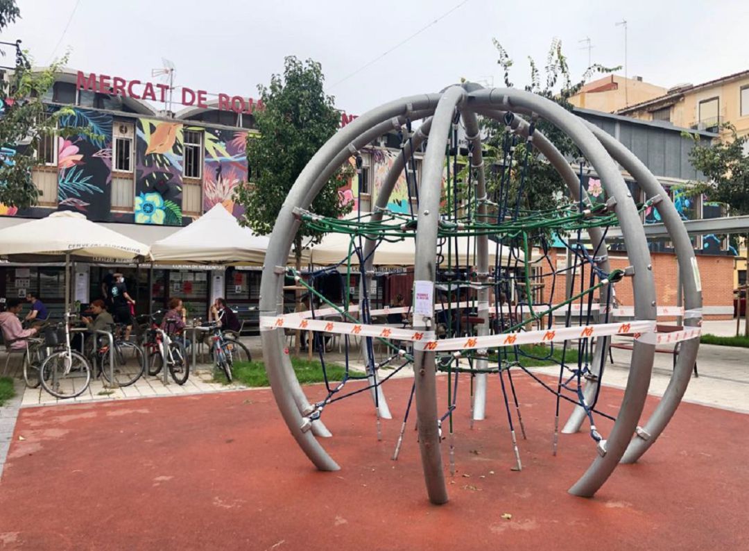 Parque infantil precintado en la plaza Rojas Clemente de València Parque infantil precintado en la plaza Rojas Clemente de València
