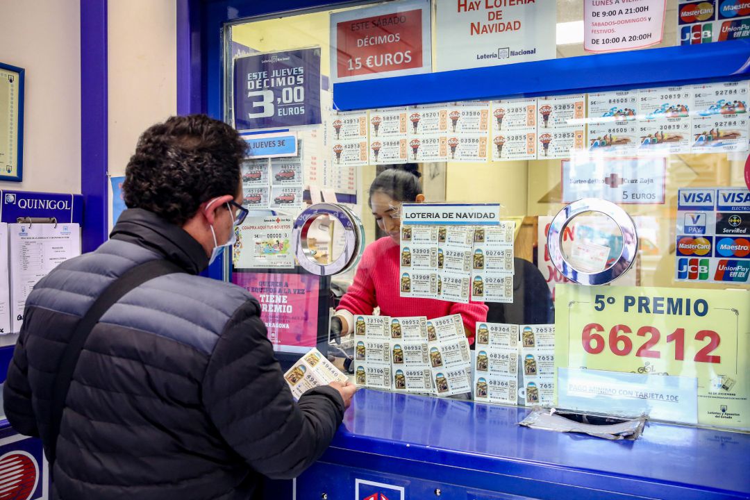 Una persona compra un décimo para el Sorteo Extraordinario de la Lotería de Navidad 2020 Una persona compra un décimo para el Sorteo Extraordinario de la Lotería de Navidad 2020
