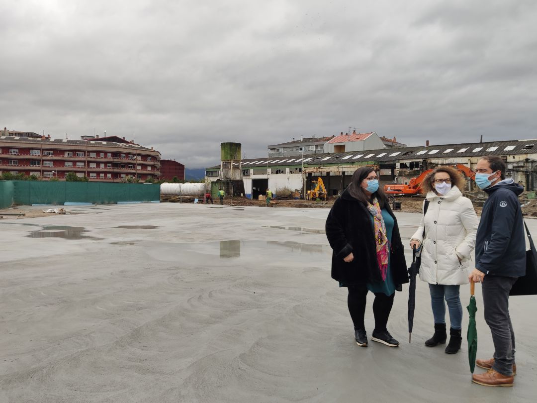 Los concejales Chus Garrote, Cristina Fernández y Roberto Mera visitan el nuevo aparcamiento municipal de Ponteareas en los terrenos de Granitos de Galicia. Los concejales Chus Garrote, Cristina Fernández y Roberto Mera visitan el nuevo aparcamiento municipal de Ponteareas en los terrenos de Granitos de Galicia.
