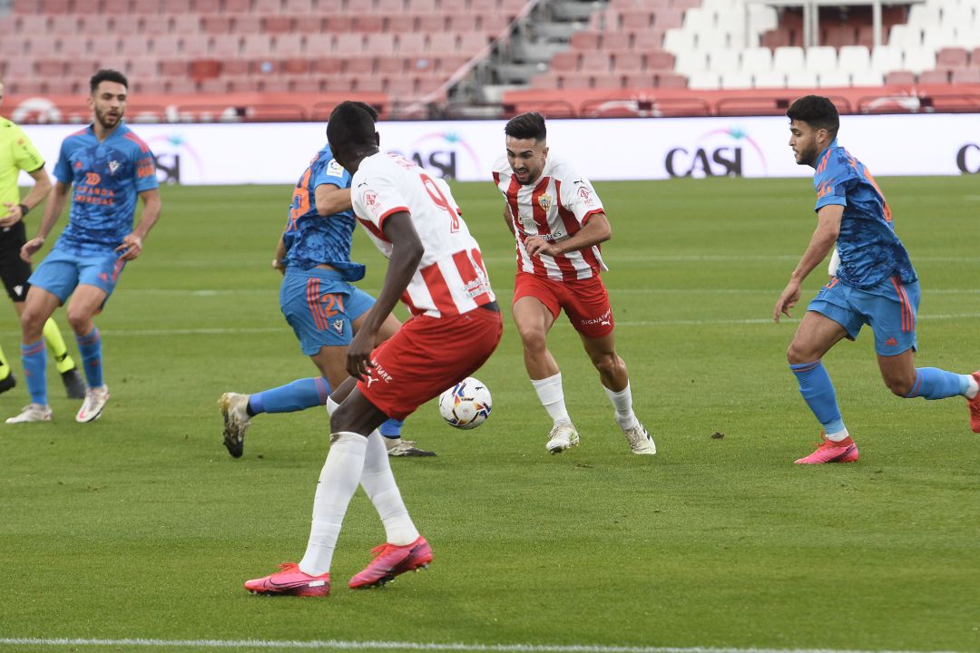 Manu Morlanes sigue creciendo en el Almería. Manu Morlanes sigue creciendo en el Almería.