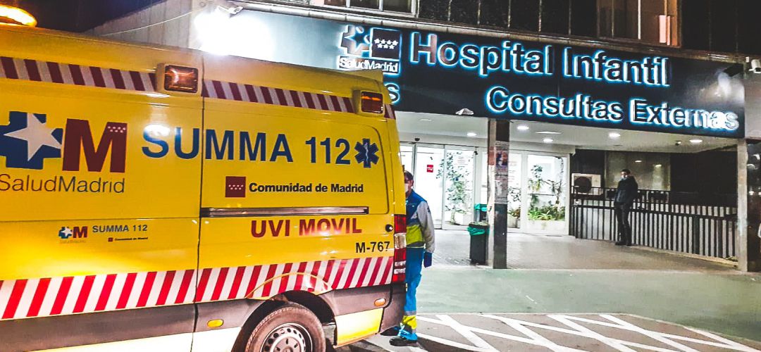 Ambulancia a las puertas del hospital Ambulancia a las puertas del hospital