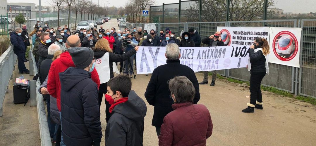 Un centenar de personas se concentra para reclamar una segunda estación de Cercanías en la C4
Un centenar de personas se concentra para reclamar una segunda estación de Cercanías en la C4