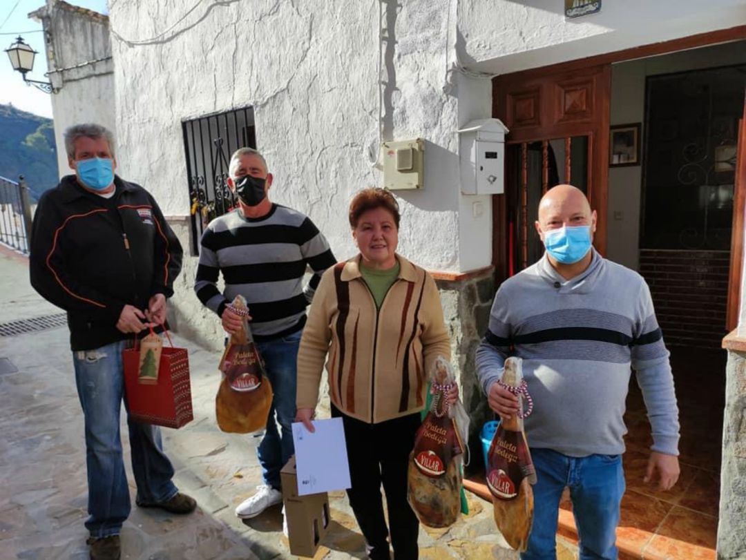 Vecinos de Salares (Málaga) han empezado a recoger el regalo del ayuntamiento Vecinos de Salares (Málaga) han empezado a recoger el regalo del ayuntamiento