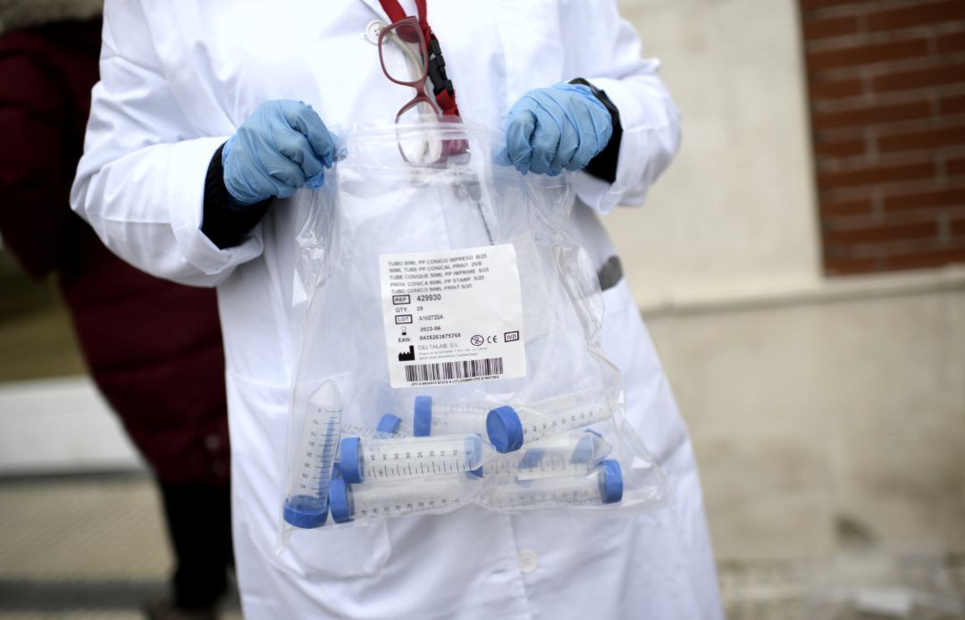 Un sanitario con tubos de ensayo durante la realización de tests. Un sanitario con tubos de ensayo durante la realización de tests.