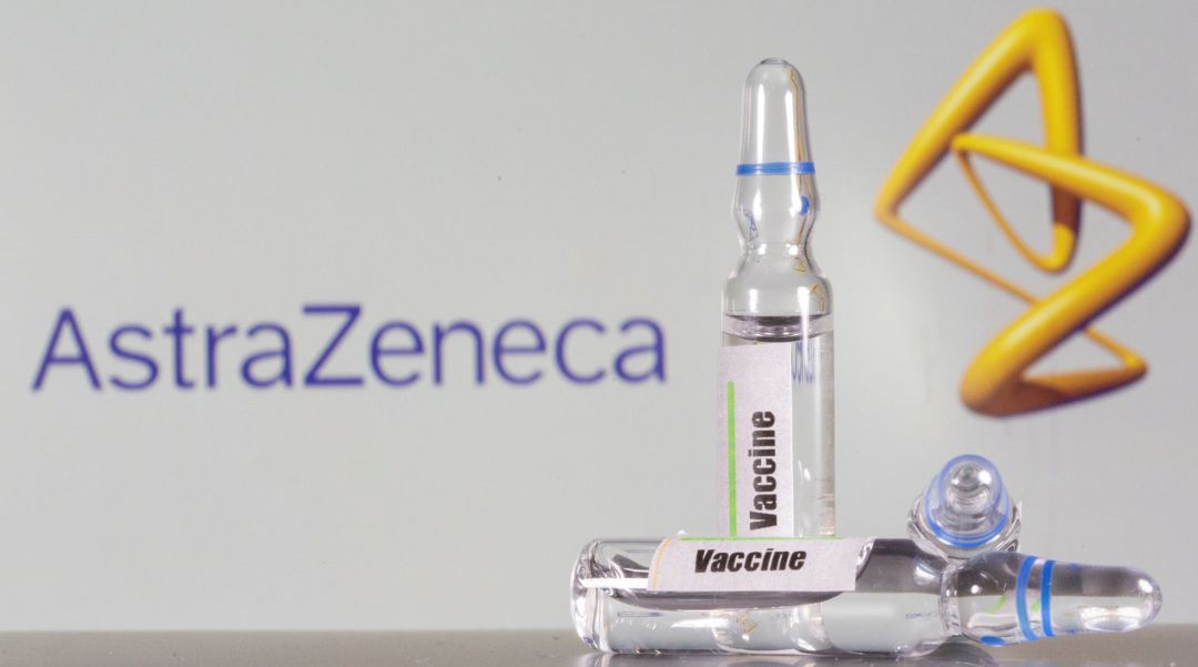 Un tubo de ensayo con la vacuna delante del logo de AstraZeneca (Archivo) Un tubo de ensayo con la vacuna delante del logo de AstraZeneca (Archivo)