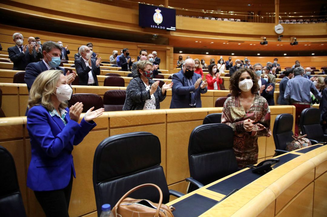 La ministra de Hacienda, María Jesús Montero (d), durante el pleno del Senado en el que se vota la aprobación de los presupuestos generales del próximo año. La ministra de Hacienda, María Jesús Montero (d), durante el pleno del Senado en el que se vota la aprobación de los presupuestos generales del próximo año.