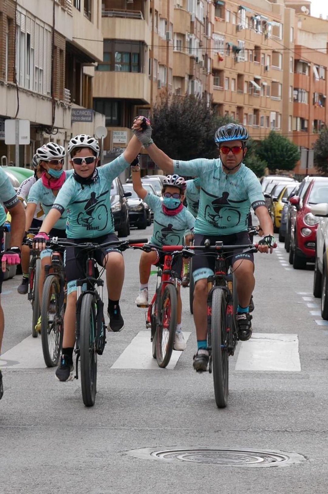 Candelo llega a la meta con su hijo en la carrera solidaria del pasado verano Candelo llega a la meta con su hijo en la carrera solidaria del pasado verano