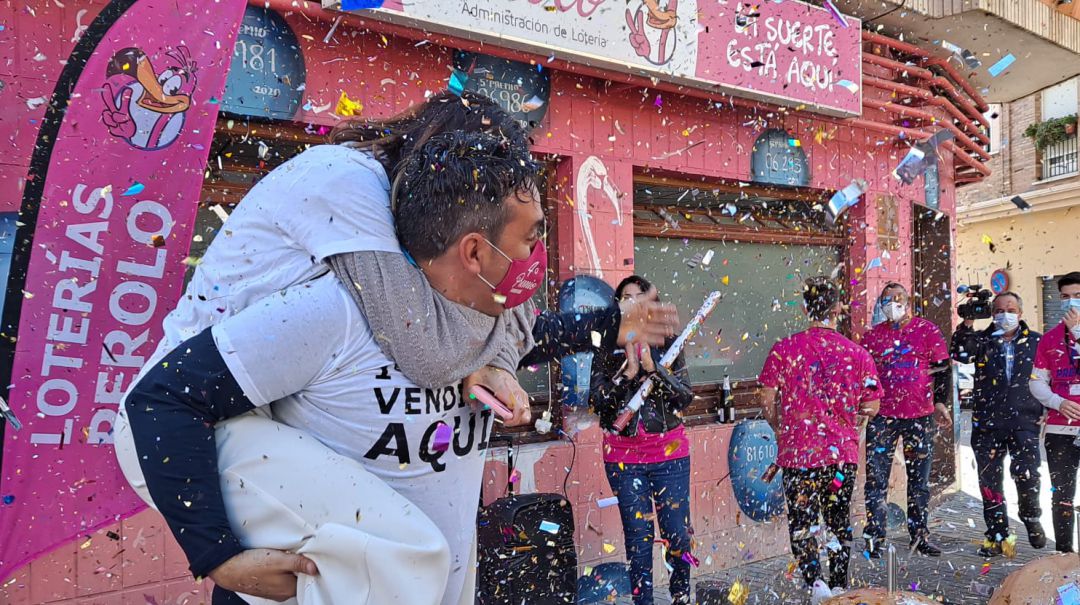 Celebración de uno de los premios repartidos en 'El Perolo' Celebración de uno de los premios repartidos en 'El Perolo'