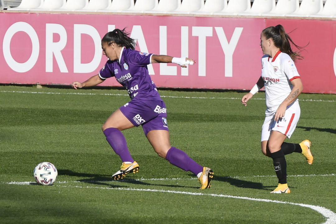 Martín Prieto controla un balón ante una oponente en el partido de este martes Martín Prieto controla un balón ante una oponente en el partido de este martes