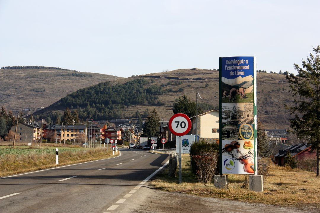 Entrada a Llívia des de Puigcerdà on hi ha un cartell que dona la benvinguda a l'enclavament Entrada a Llívia des de Puigcerdà on hi ha un cartell que dona la benvinguda a l'enclavament
