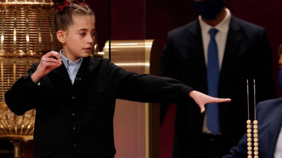 Una de las niñas encargada de cantar los premios Una de las niñas encargada de cantar los premios