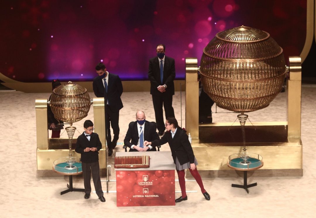 Dos de los niños de la residencia de San Ildefonso Salvador Constantin Roaan y Noura Akrouh cantan alguno de los premios durante la celebración del Sorteo Extraordinario de la Lotería de Navidad 2020 en el Teatro Real de Madrid Dos de los niños de la residencia de San Ildefonso Salvador Constantin Roaan y Noura Akrouh cantan alguno de los premios durante la celebración del Sorteo Extraordinario de la Lotería de Navidad 2020 en el Teatro Real de Madrid