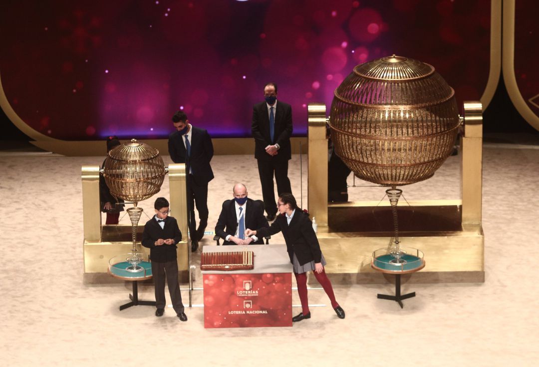 Dos de los niños de la residencia de San Ildefonso Salvador Constantin Roaan y Noura Akrouh cantan alguno de los premios durante la celebración del Sorteo Extraordinario de la Lotería de Navidad 2020 en el Teatro Real de Madrid Dos de los niños de la residencia de San Ildefonso Salvador Constantin Roaan y Noura Akrouh cantan alguno de los premios durante la celebración del Sorteo Extraordinario de la Lotería de Navidad 2020 en el Teatro Real de Madrid