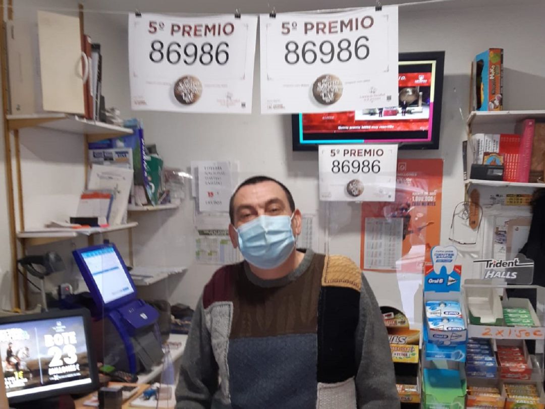 Marcos Nieto ha repartido siete décimos del 5º premio de la Lotería de Navidad Marcos Nieto ha repartido siete décimos del 5º premio de la Lotería de Navidad