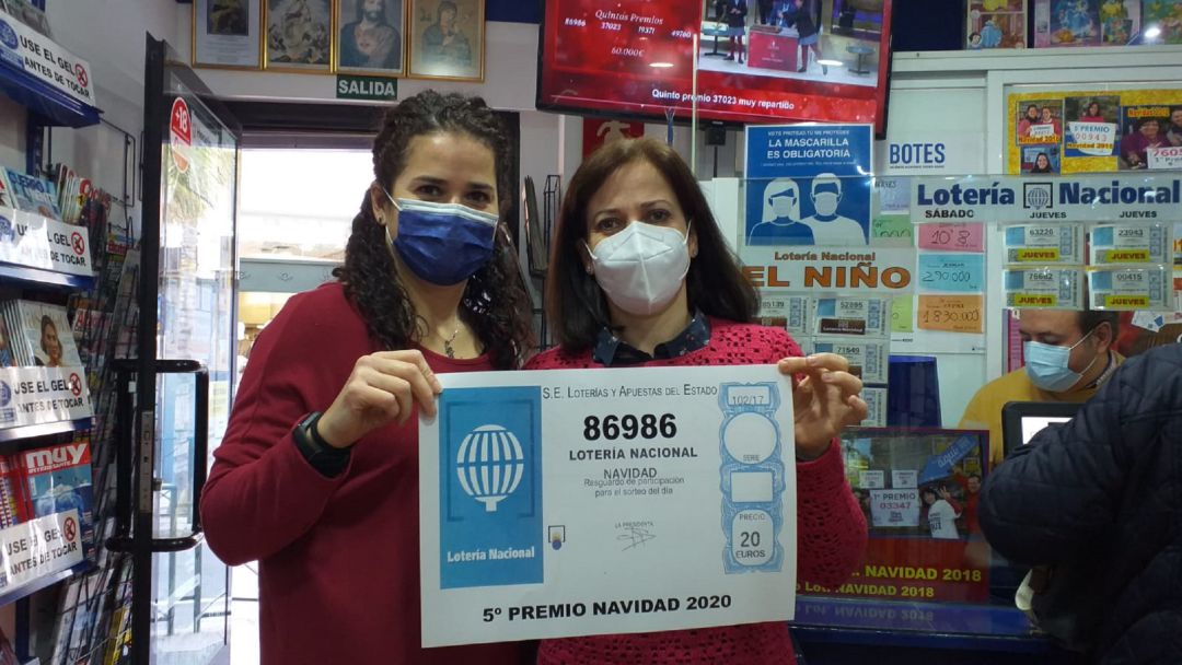 Las propietarias de Librería Jofi de Almuñécar muestran el quinto premio vendido en este establecimiento Las propietarias de Librería Jofi de Almuñécar muestran el quinto premio vendido en este establecimiento
