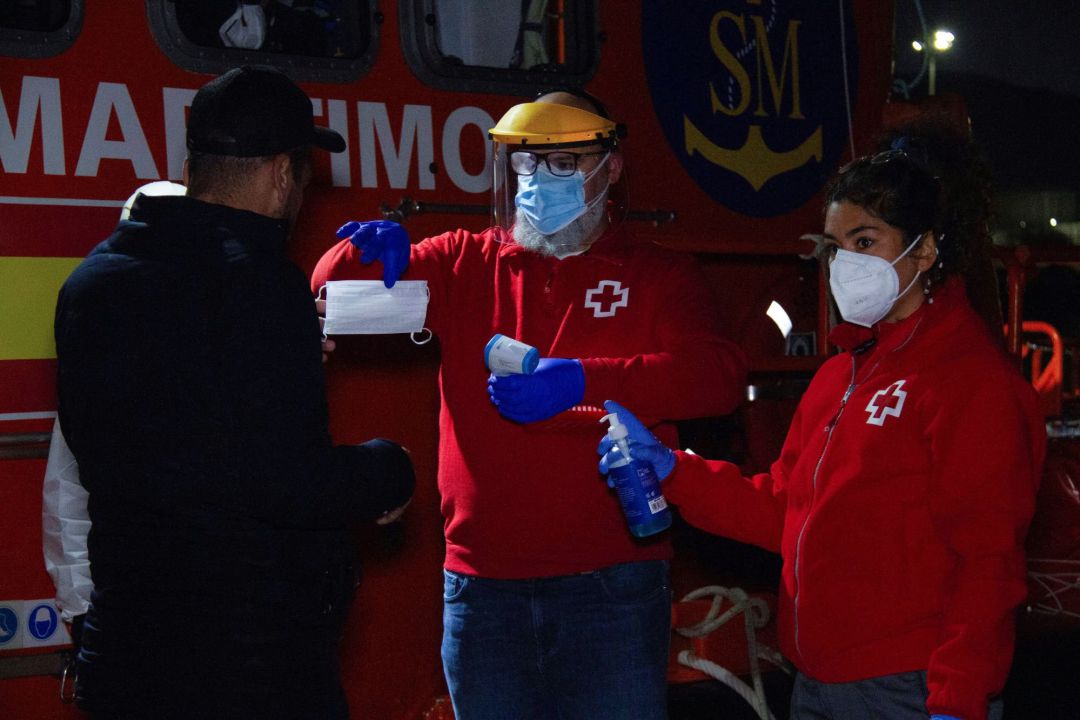 Voluntarios de Cruz Roja atiende a uno de inmigrantes rescatados por Salvamento Marítimo Voluntarios de Cruz Roja atiende a uno de inmigrantes rescatados por Salvamento Marítimo