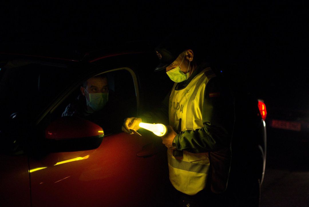 Un agente de la Guardia Civil en un control durante el confinamiento perimetral Un agente de la Guardia Civil en un control durante el confinamiento perimetral