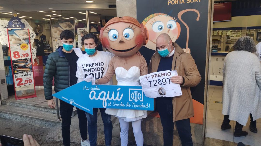 Propietaris de la Pastoreta ensenyant el número guanyador Propietaris de la Pastoreta ensenyant el número guanyador