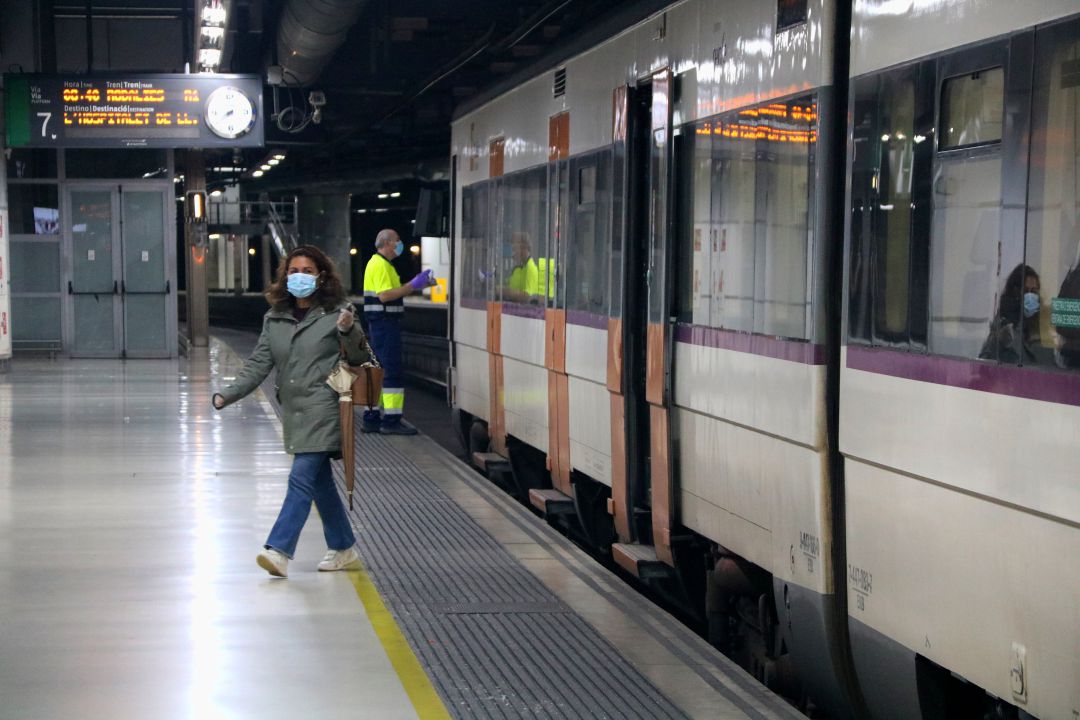 Pla obert d'una usuària de Rodalies sortint d'un tren a l'andana de l'estació de Sants de Barcelona. Pla obert d'una usuària de Rodalies sortint d'un tren a l'andana de l'estació de Sants de Barcelona.