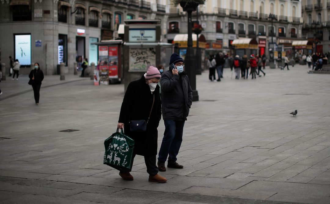 Una pareja pasea por Madrid. Una pareja pasea por Madrid.