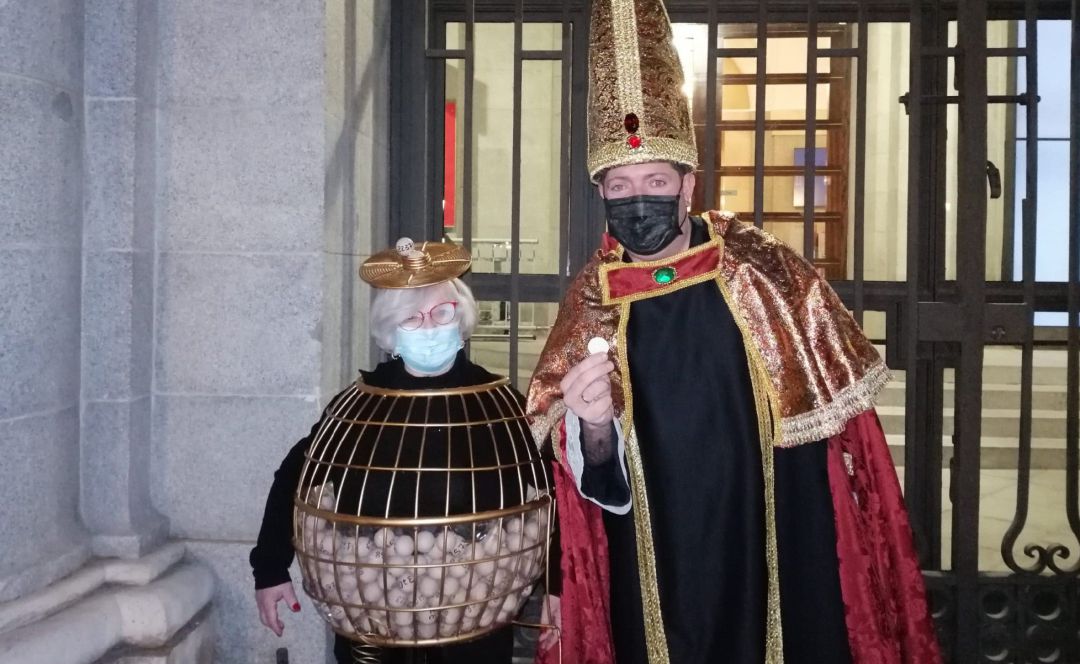 Manoli Sevilla y el 'Obispo de la Lotería' no faltan a su cita con el Sorteo de la Lotería 2020. Manoli Sevilla y el 'Obispo de la Lotería' no faltan a su cita con el Sorteo de la Lotería 2020.