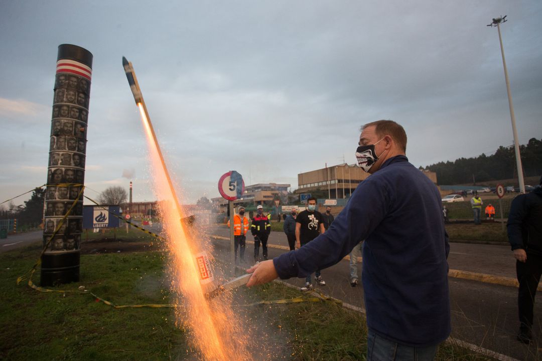 El presidente del Comité de Empresa de Alcoa San Cibrao, José Antonio Zan, lanza una volandera al cielo para celebrar la anulación del TSXG del ERE de la empresa, en Cervo, A Mariña, Lugo, Galicia El presidente del Comité de Empresa de Alcoa San Cibrao, José Antonio Zan, lanza una volandera al cielo para celebrar la anulación del TSXG del ERE de la empresa, en Cervo, A Mariña, Lugo, Galicia