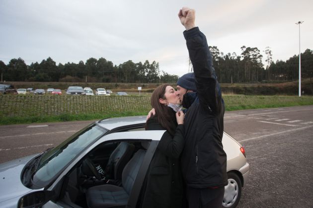 Un trabajador de Alcoa San Cibrao celebra la anulación del TSXG del ERE de la empresa y besa a su pareja, en Cervo Un trabajador de Alcoa San Cibrao celebra la anulación del TSXG del ERE de la empresa y besa a su pareja, en Cervo