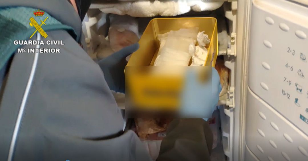 La Guardia Civil encontraba la droga en el frigorífico del domicilio intervenido La Guardia Civil encontraba la droga en el frigorífico del domicilio intervenido