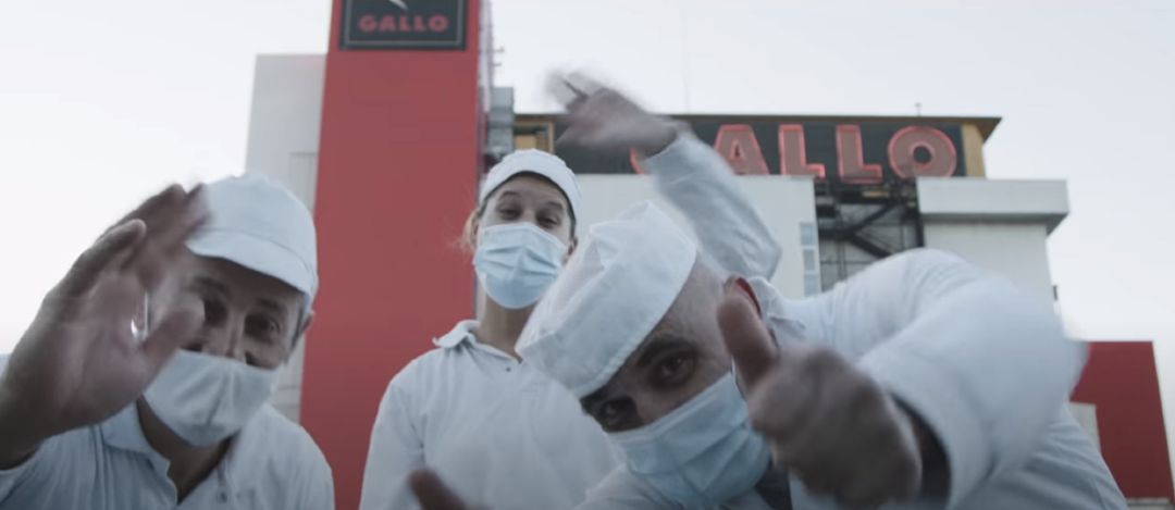 Trabajadores de Pastas Gallo en el videoclip Que vuelva la vida Trabajadores de Pastas Gallo en el videoclip Que vuelva la vida