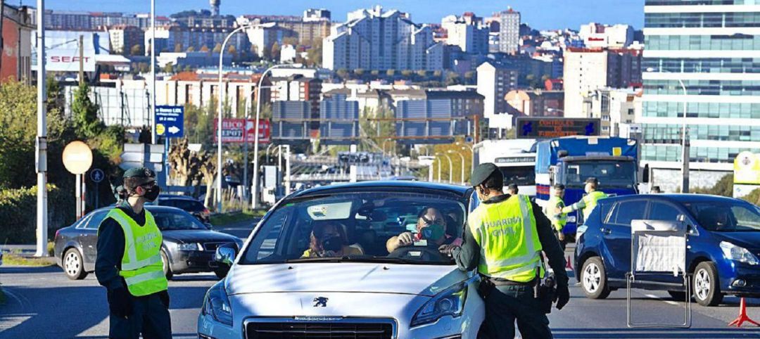 Controles policiales en la salida de A Coruña Controles policiales en la salida de A Coruña