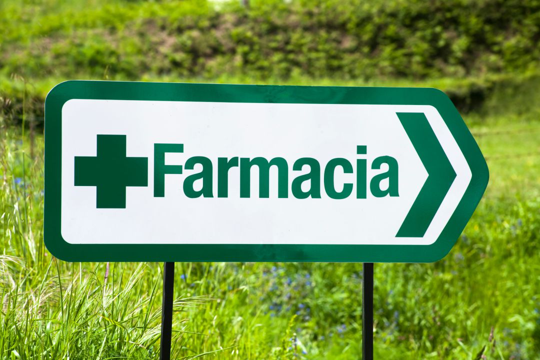 Cartel indicador de una farmacia rural Cartel indicador de una farmacia rural